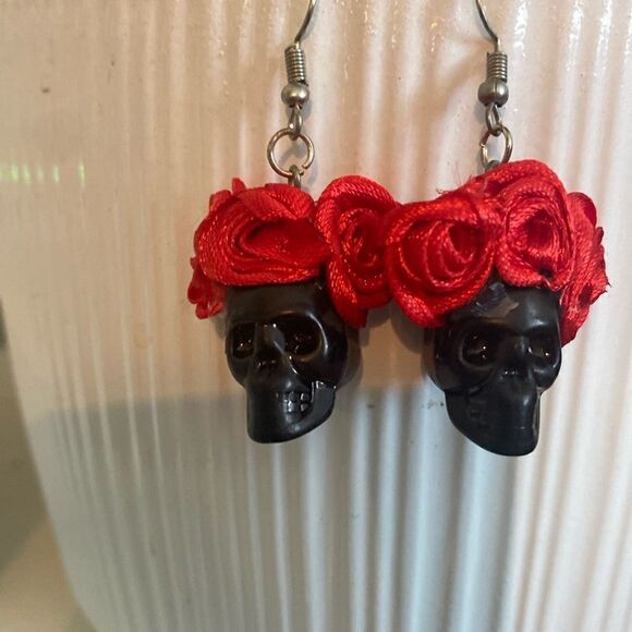 NEW Day of the Dead Drop Earrings Black Skull with Red Rose Flower Crown Tops - Picture 9 of 10